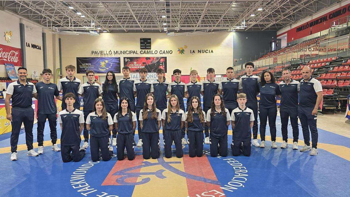 Los representantes del taekwondo balear posan juntos en el Pabellón Municipal Camilo Cano de La Nucía