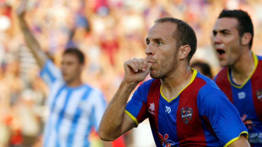 El centrocampista malagueño del Levante UD Juanlu celebra el segundo gol marcado, de los tres que encajó el Málaga en la visita la pasada campaña al Ciutat de Valencia .