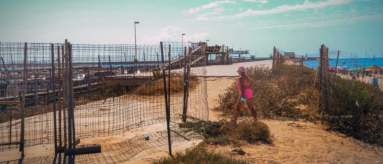 Paseo  sin terminar del Paseo de Poniente de Torrevieja que se queda sin vallado de seguridad