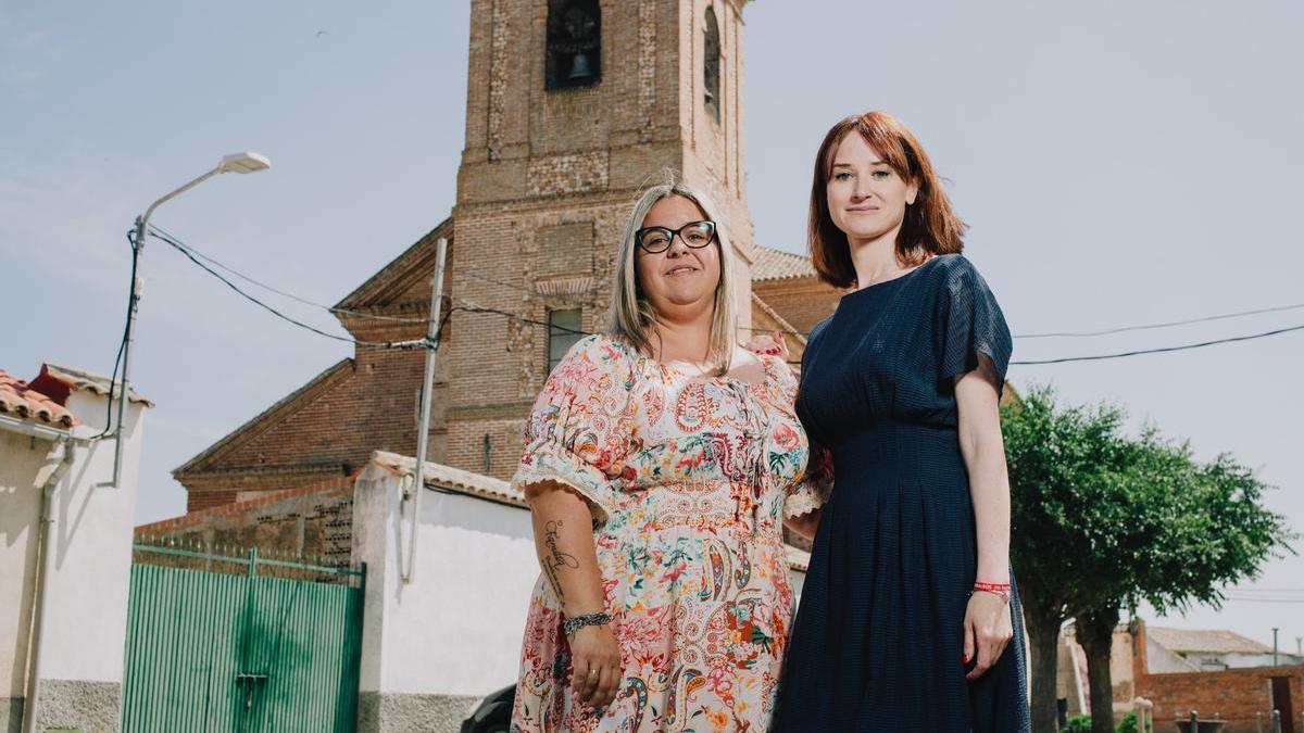 Celia Rodríguez Zapata y Diana López, en las listas del PSOE, posan ante la iglesia de Los Cerralbos.