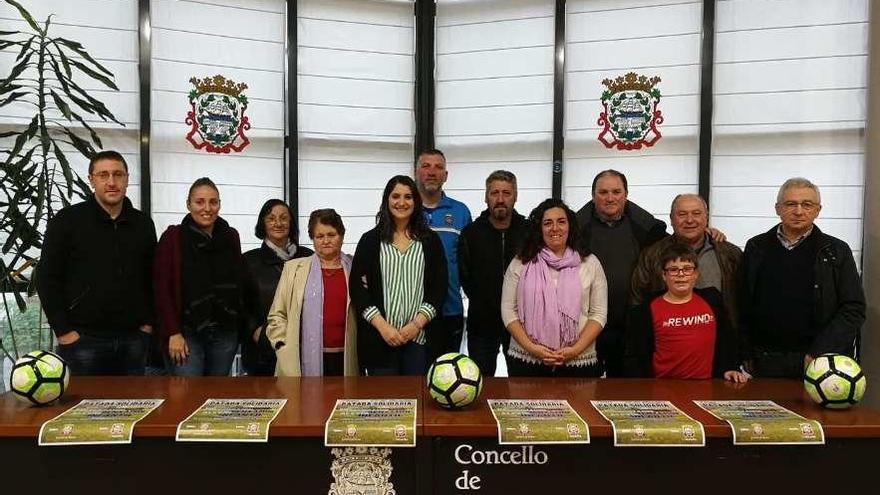 La presentación del Torneo Patada Solidaria, ayer, en el salón de plenos del Concello de Moaña. // G.N.