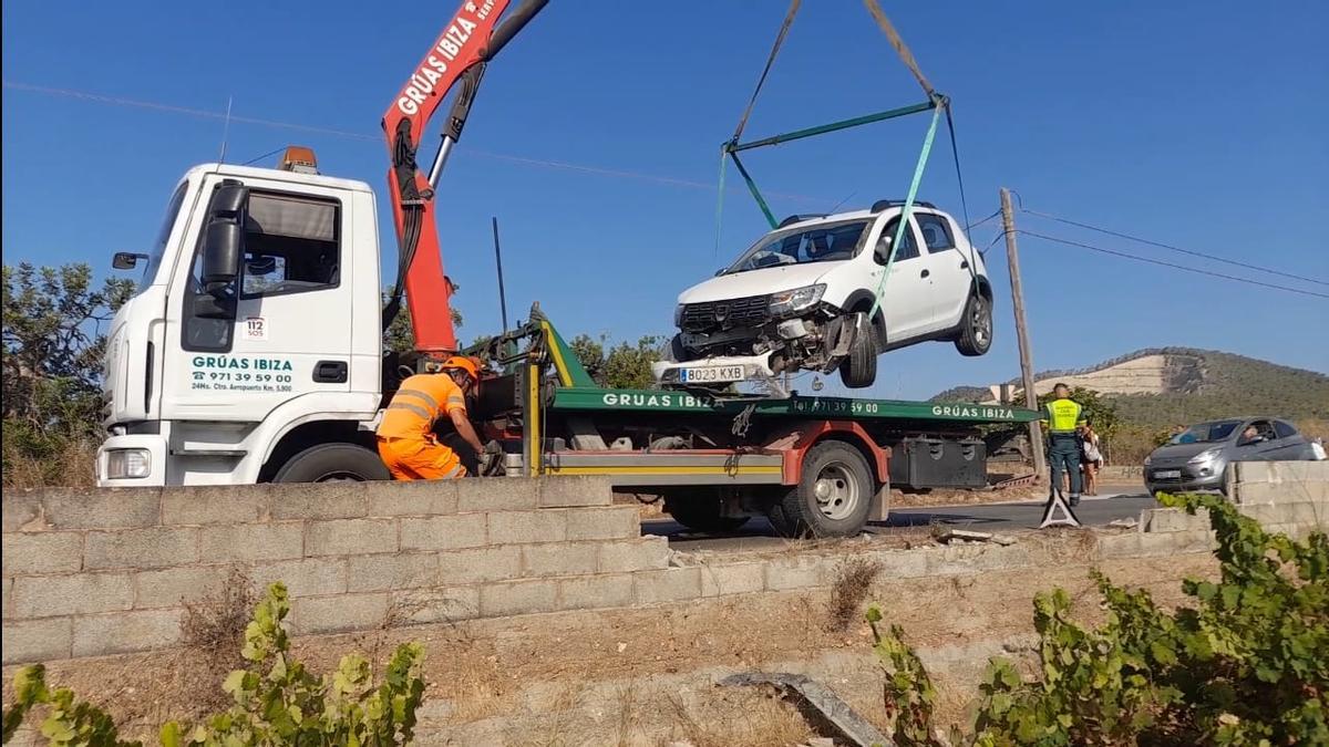 El equipo de Grúas Ibiza retira el vehículo precipitado.