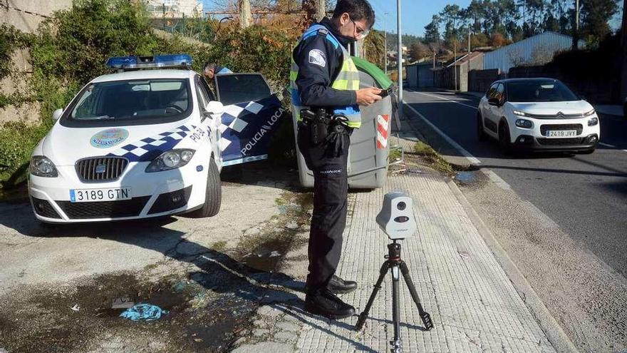 El radar de la Policía Local comenzó a funcionar ayer con un control en Lérez. // Rafa Vázquez