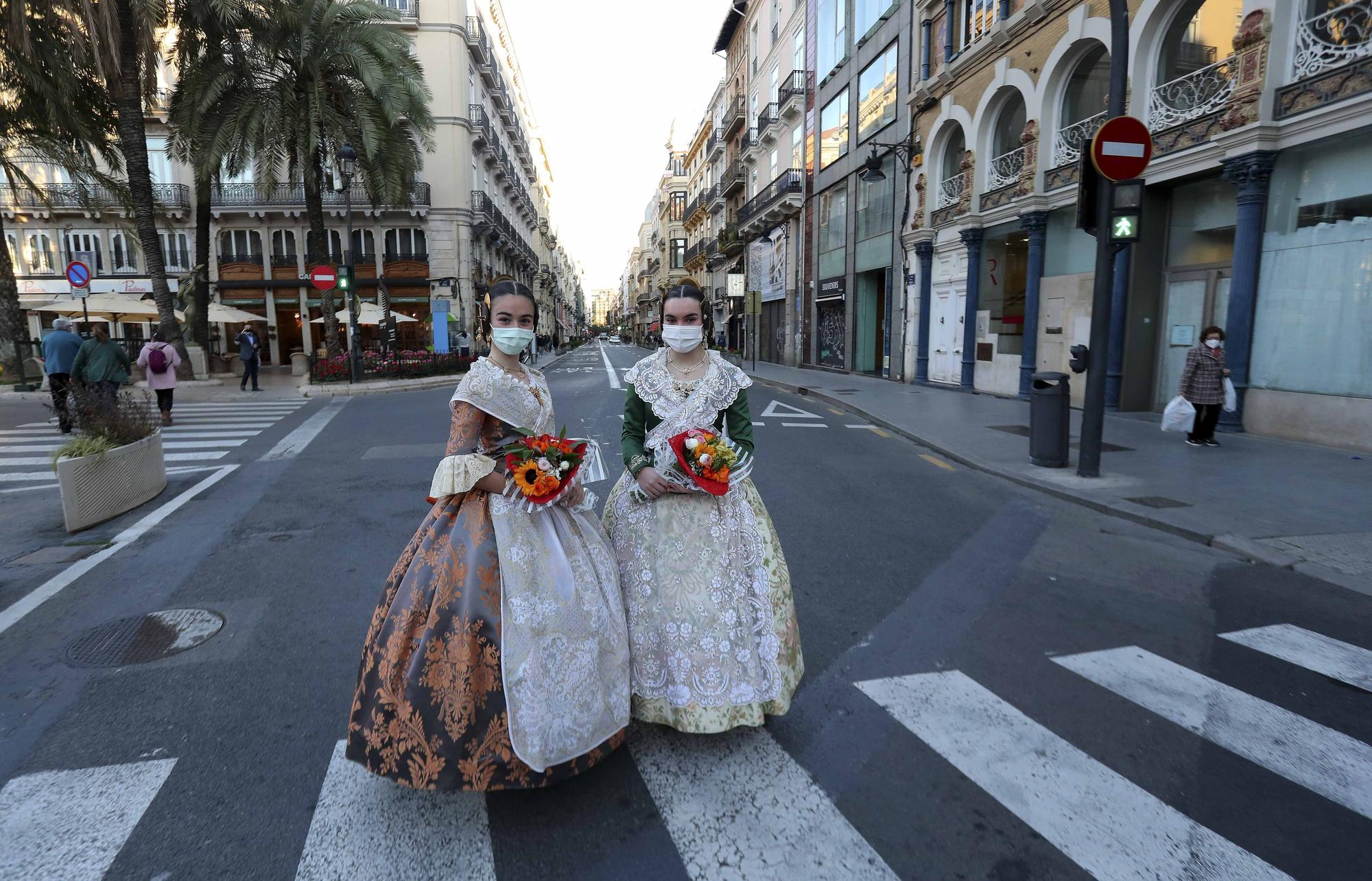 Flores de los falleros a la Virgen en el primer día de la "no ofrenda"