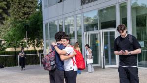 Dos estudiantes se abrazan tras realizar los primeros exámanes de la selectividad en Catalunya.