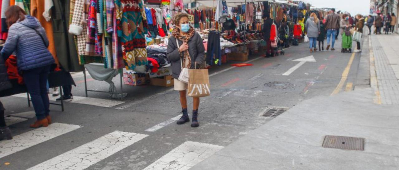 La calle Alexandre Bóveda durante el mercadillo.   | // IÑAKI ABELLA