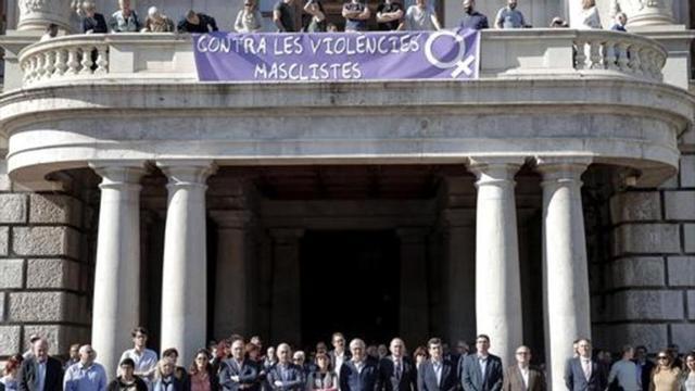 Concentración de repulsa ante el Ayuntamiento de Llíria (Valencia).