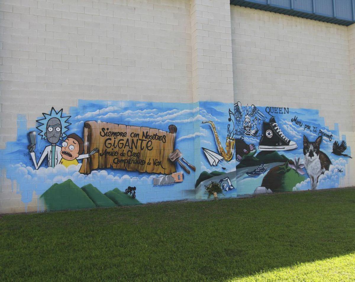 Mural de homenaje, en el instituto, en recuerdo del alumno fallecido. | IÑAKI OSORIO
