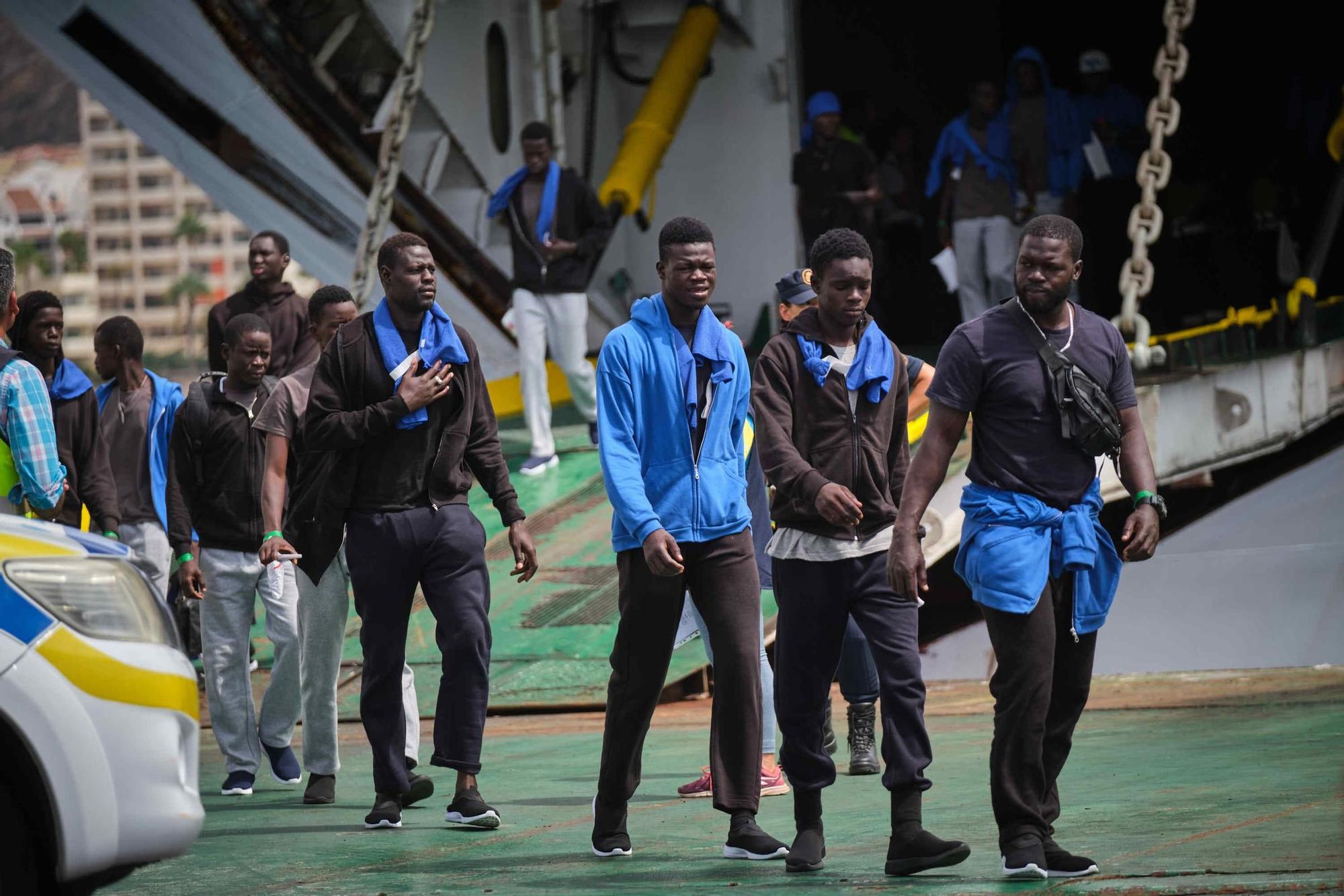 Llegada del ferry Armas con migrantes desde El Hierro