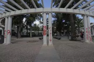 Pintadas vandálicas en la plaza de las Columnas de Palma