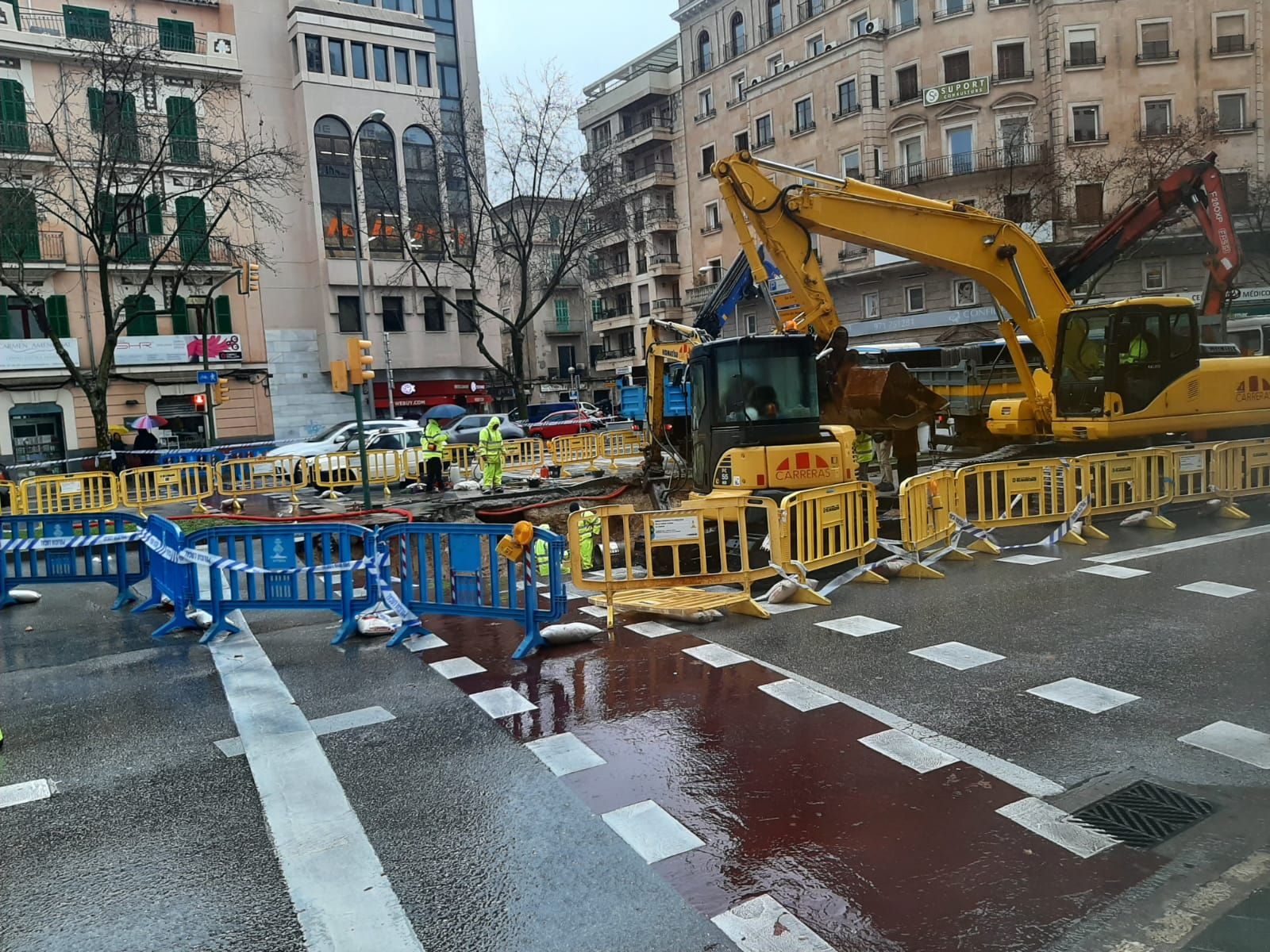 La borrasca Juliette provoca un socavón en las avenidas de Palma