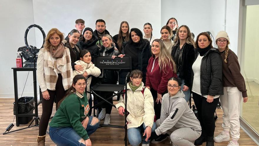 La profesora malagueña Patricia Santos y sus alumnas, ayer, en The Makeup Academy, en Nueva York.