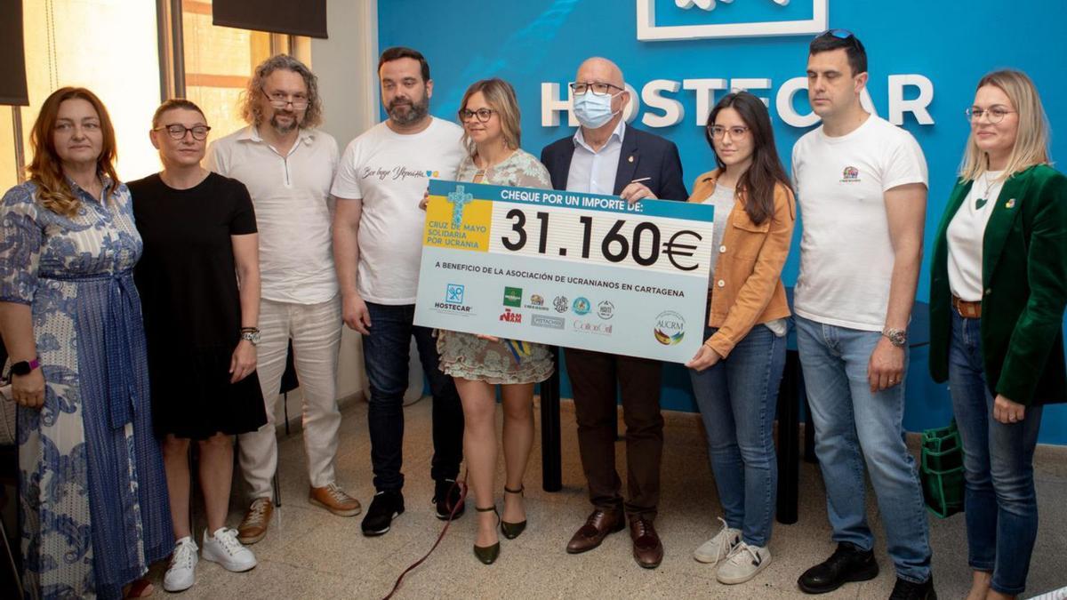 Entrega del cheque a la Asocación de Ucranianos de Cartagena, ayer. | LOYOLA PÉREZ DE VILLEGAS