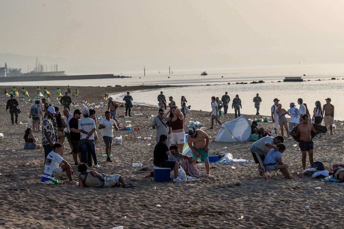 Limpieza de las playas de Barcelona tras la verbena de Sant Joan 2025