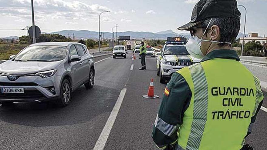 Control de carretera de la Guardia Civil en Mallorca.