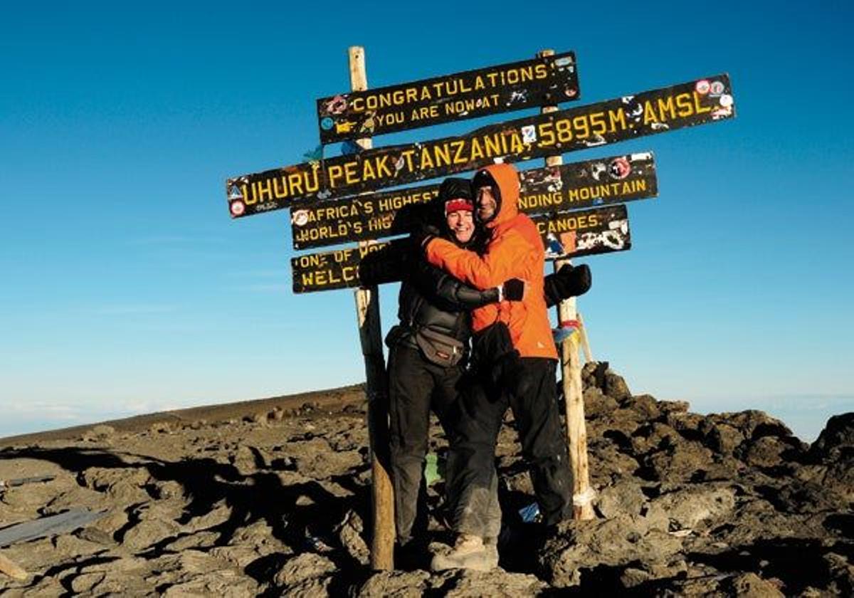 El Uhuru Peak (5.895 m.) marca el final de la ascensión al techo de África.