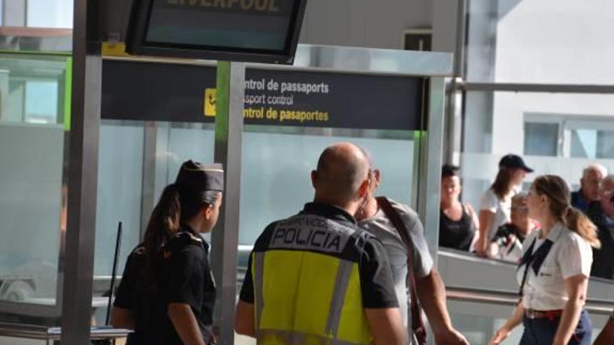 La Policía en el aeropuerto de Alicante-Elche.