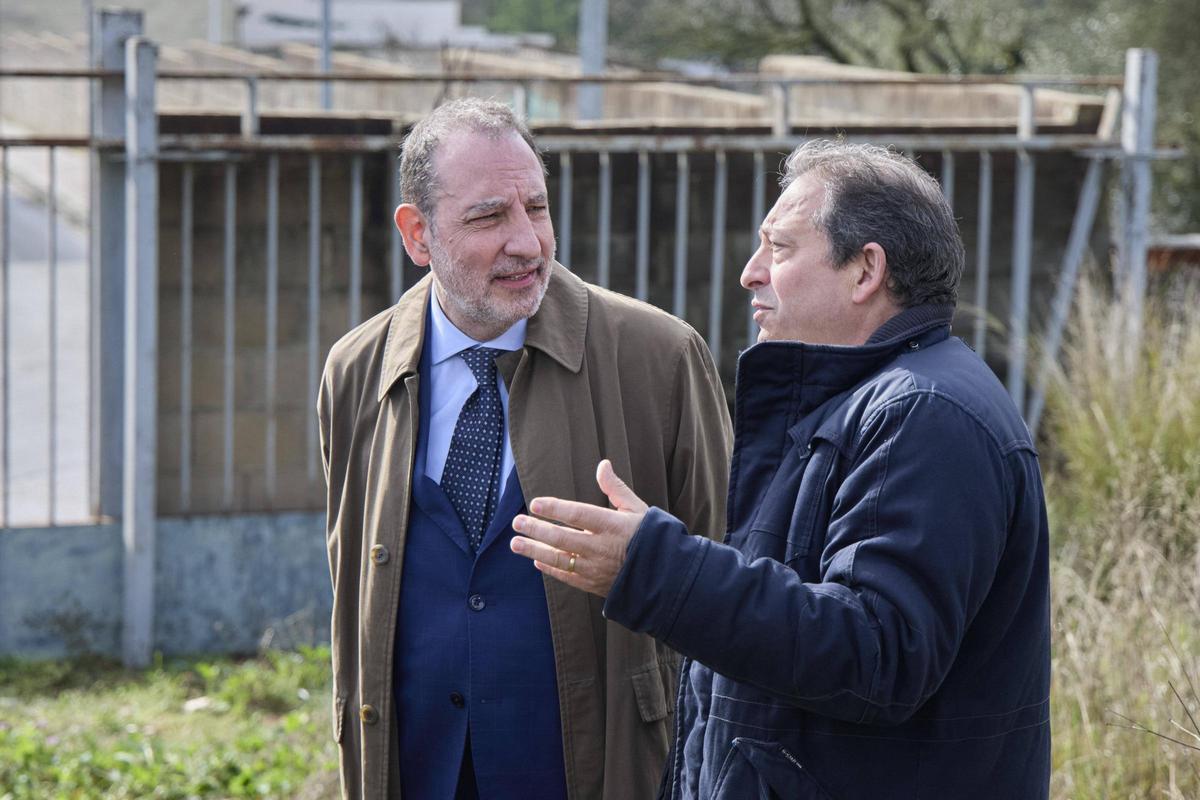 El conseller de Justícia, Ramon Espadaler i l'alcalde de Santa Coloma, Pep Prat en el solar on es construirà el nou edifici judicial.