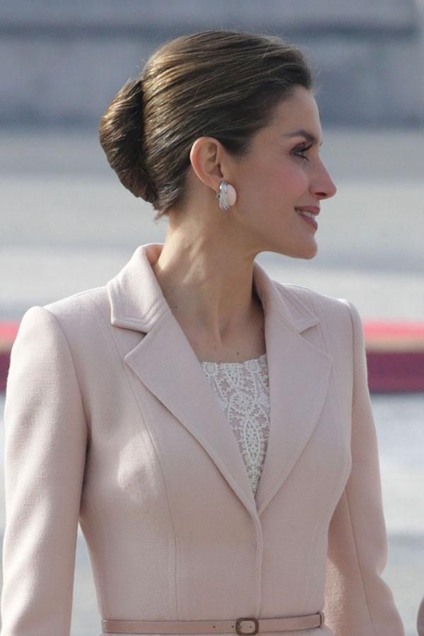 Detalle de los pendientes rosas de Letizia Ortiz