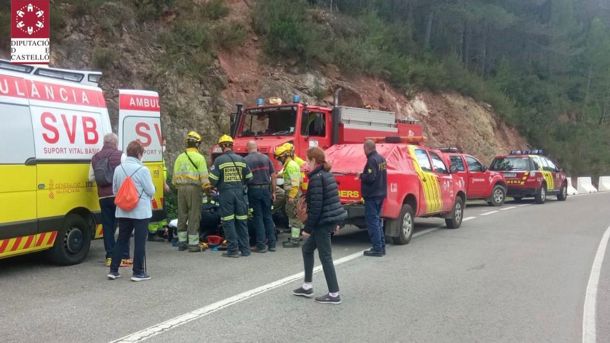 Medios sanitarios y bomberos actúan en el rescate de Montanejos.