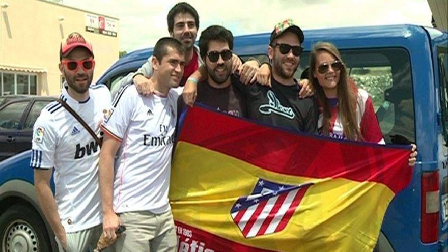 Numerosos aficionados del Madrid y Atlético repostan en las gasolineras extremeñas de camino a Lisboa