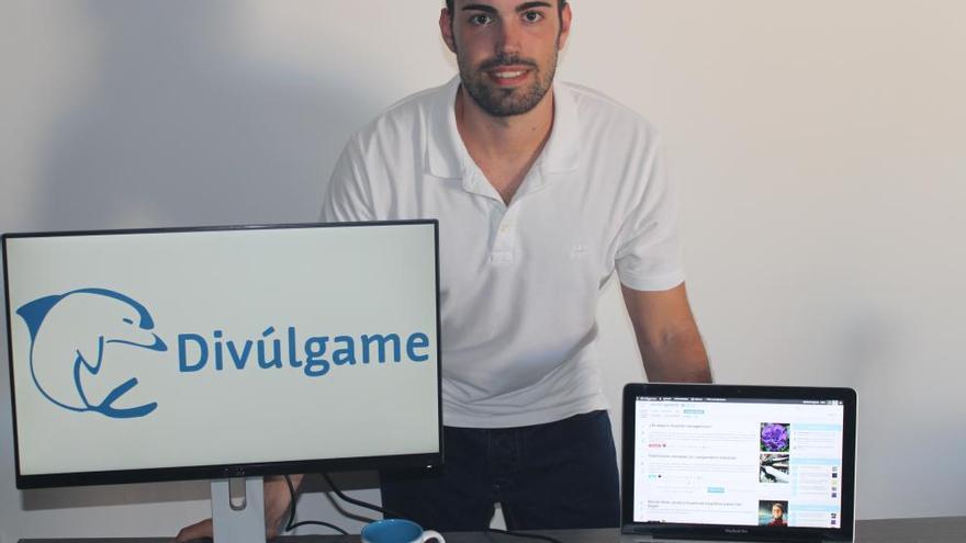 Adrián Muñoz, creador del proyecto, posa junto al logotipo de &#039;Divúlgame&#039;