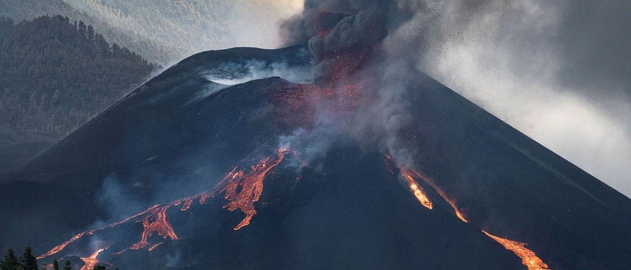 Volcán Tajogaite durante la erupción visto desde Tajuya.