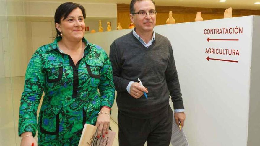 Ana Sánchez y Antonio Plaza llegan a la rueda de prensa en una sala de la Diputación.