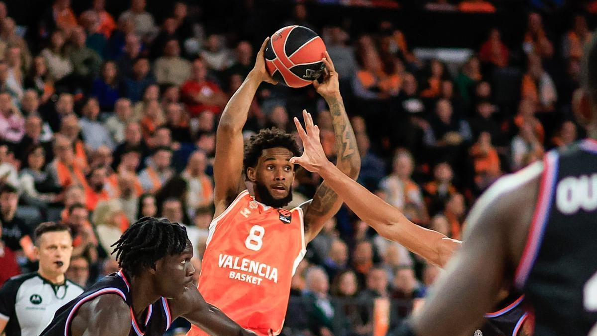Jean Montero lanza a canasta en el partido ante el Paris Basketball.
