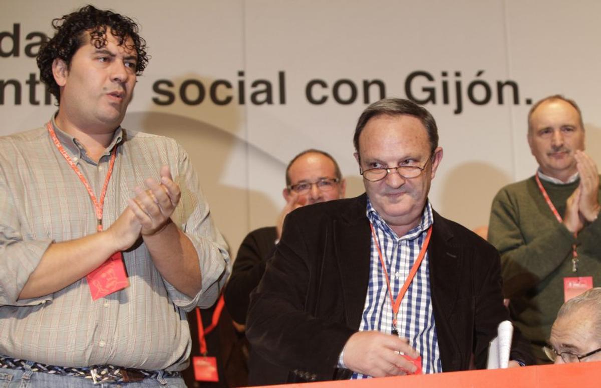 Iván Álvarez Raja, a la izquierda, aplaudiendo a José Manuel Sariego en su marcha como secretario general del PSOE de Gijón en noviembre de 2012.