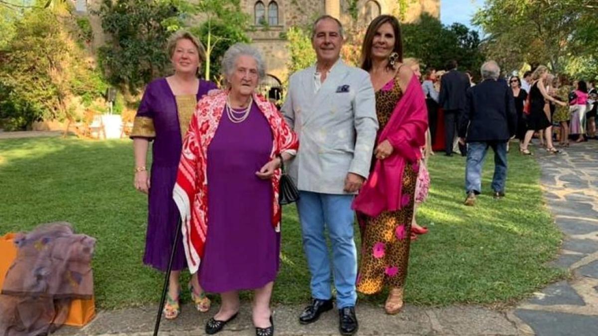 La condesa de Canilleros con una de sus hijas y sus sobrinos Blanca y José Miguel Carrillo de Albornoz en el Castillo de las Seguras.