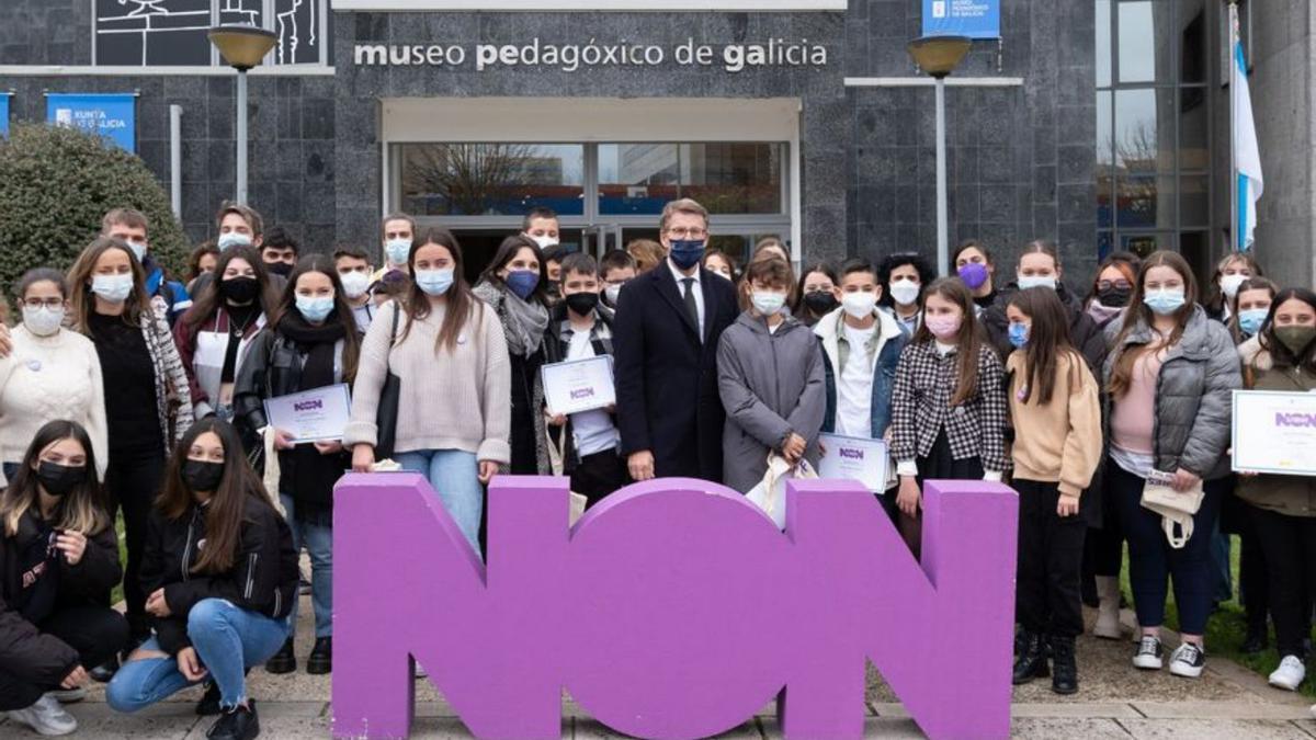 Feijóo, con los alumnos premiados en el concurso.  | // FDV