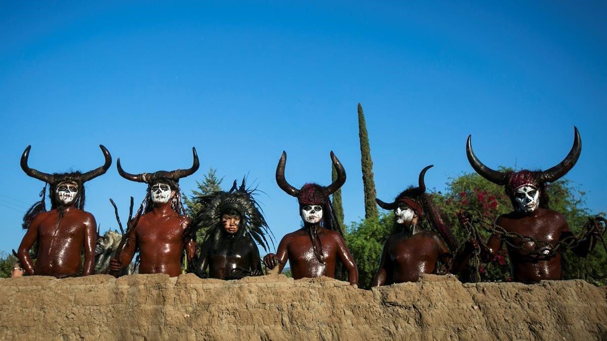 Cubiertos de aceite quemado y con mascaras de alebrijes  habitantes de la poblacion de San Martin Tilcajete  en el estado de Oaxaca  Mexico  celebran el  carnaval 