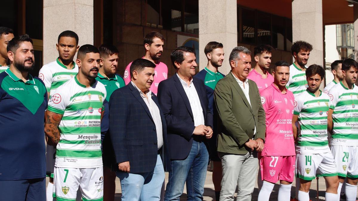 Bellido, entre Torrejimeno y García Román, posa para los medios tras la firma del acuerdo entre el Ayuntamiento y el Córdoba Futsal.