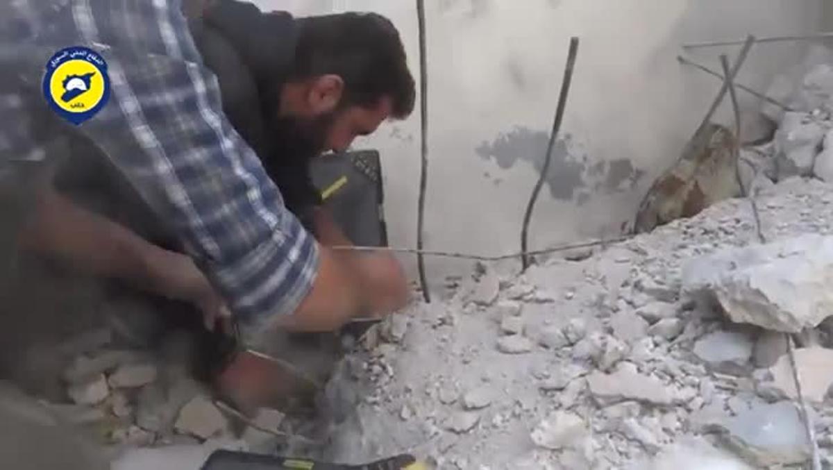 El vídeo de la defensa civil siria muestra el rescate de dos hermanos entre los escombros a los que quedó reducido su edificio tras un bombardeo.