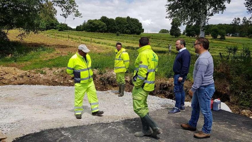 Cuíña y Medela supervisaron ayer los trabajos en un vial de Filgueira.