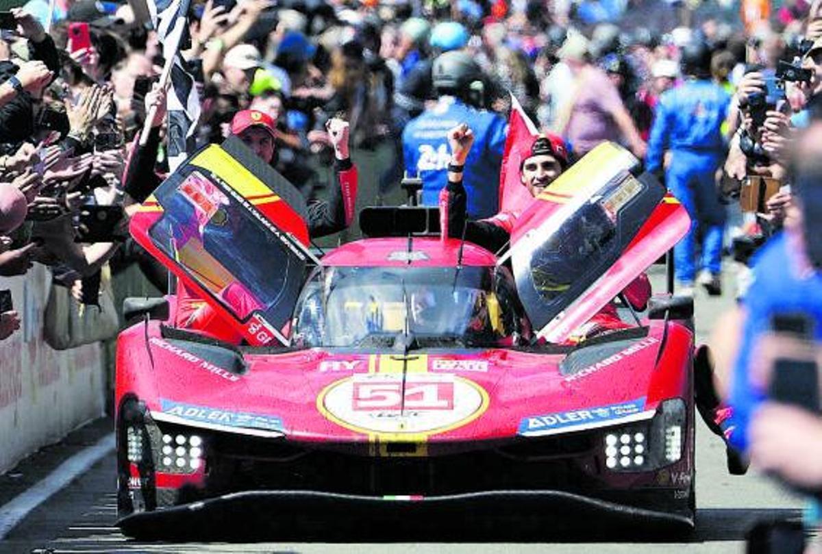 El Ferrari ganador, a su llegada a la zona de meta. |  // REUTERS