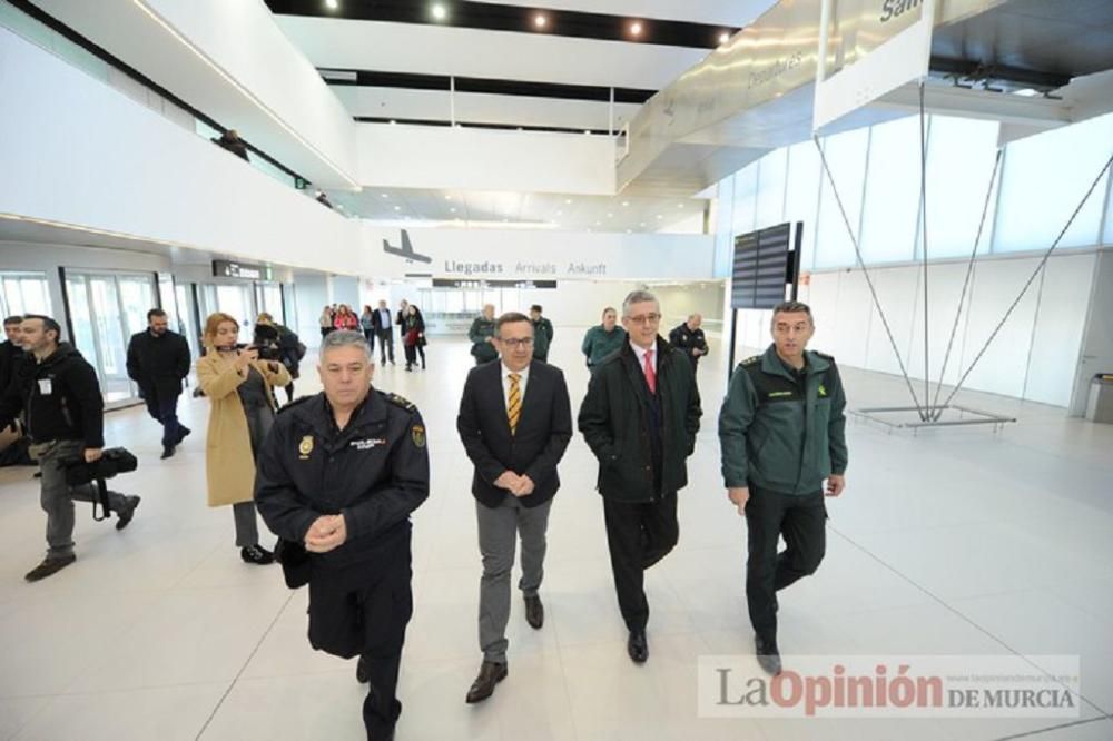 El delegado del Gobierno visita el aeropuerto de Corvera