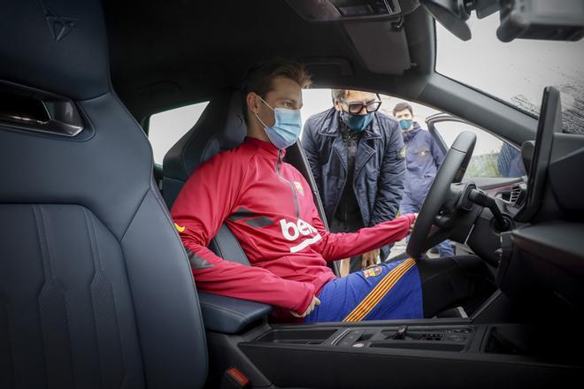 Frenkie de Jong personaliza su nuevo Cupra, coche oficial del FC Barcelona, durante un un evento organizado por la marca en la Ciutat Esportiva Joan Gamper.