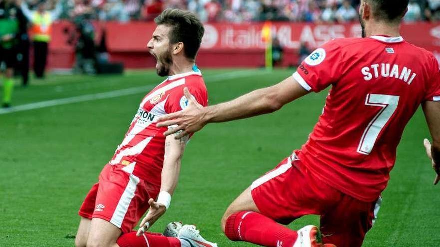 Portu, de rodillas, celebra con Cristian Stuani uno de sus goles con el Girona en Montilivi. // Efe