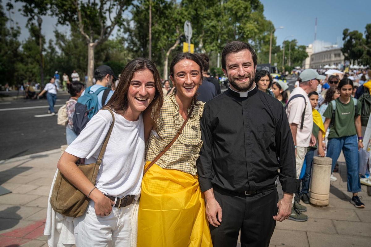 Barcelona, entrevistas a asistentes accediendo al estadio Lluís Companys para la vigilia del PAPA León XIV. A 09/06/2026 Barcelona. PERSONA: María Domenech, Jana y Mosén Fern. AUTOR: MANU MITRU
