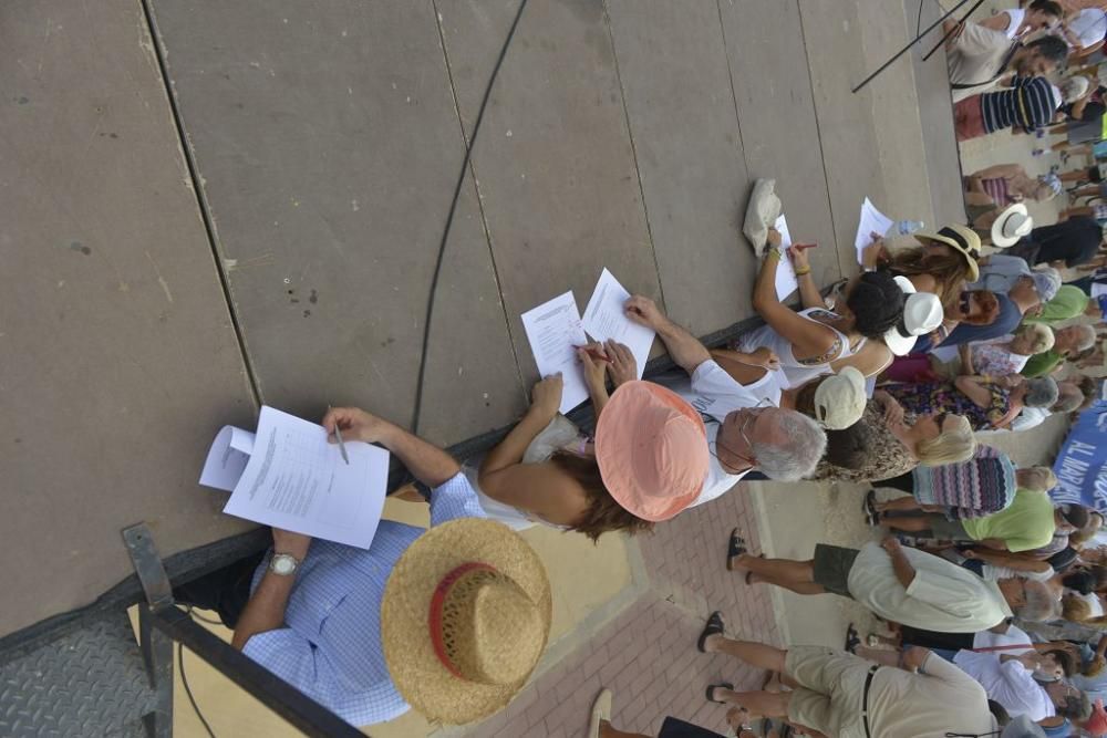 Protesta ante un Mar Menor que amanece cubierto de espuma