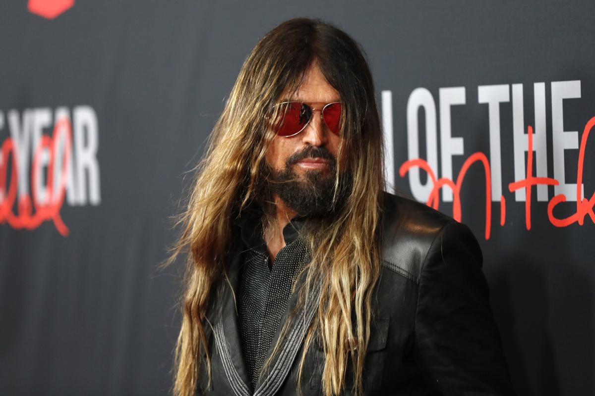 BIlly Ray Cyrus, con gafas de sol y aspecto de rockero a la antigua usanza.