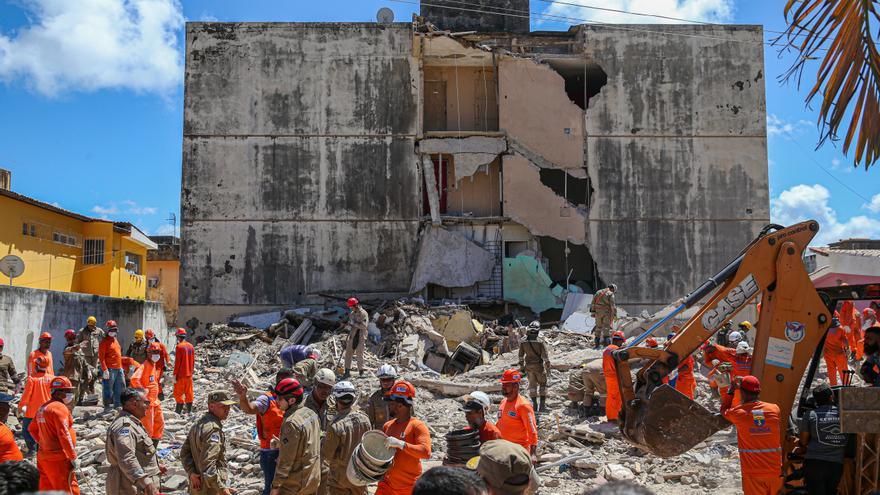 Un edificio se viene abajo en Brasil dejando al menos cinco fallecidos