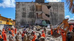 Bomberos trabajan en labores de rescate hoy, en el área donde un edificio se desplomó, en Olinda (Brasil). EFE/ Carlos Ezequiel Vannoni