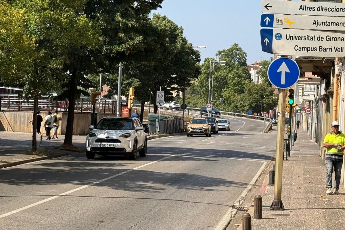 Un tram del carrer del Carme de Girona abans d'entrar al pont de l'Areny