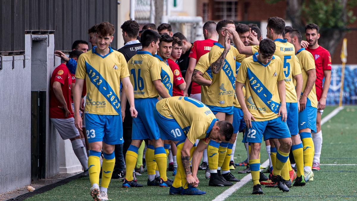 Els jugadors del Joanenc celebren l'ascens