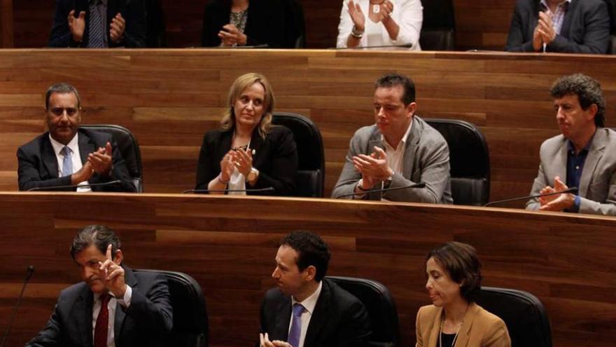 Javier Fernández agradece el aplauso de sus diputados, cuyos gestos denotan la tensión de la votación.