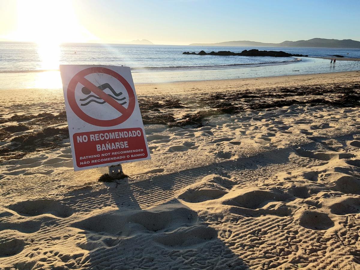 Cartel de "Recomendable no bañarse" en la playa de Samil ayer por la tarde