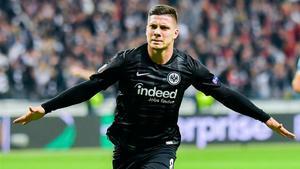 Jovic trajo de cabeza al Chelsea con este golazo